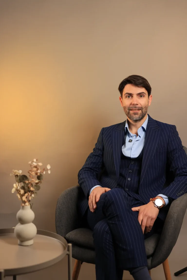 Božidar Kramzer, marketing mentor za uslužne biznise sedi u stolici